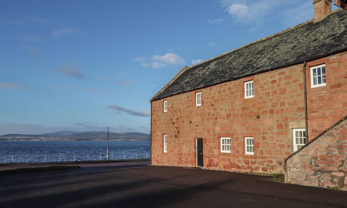 Cromarty Cabaña | FLAT 4, THE BYRE, romantic, country holiday cottage in Cromarty