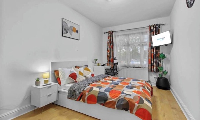 Redbridge Apartamento | Flat in London, 1 min Walk to Station Central Line