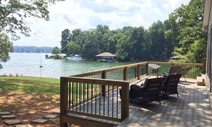 Moneta Casa | Lote plano (fácil acceso al lago), Vistas! Gran natación, tobogán acuático, hoguera, kayaks