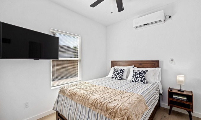 Northside Casa | Flat Nr Heights + Downtown | Games WiFi TV | Pets