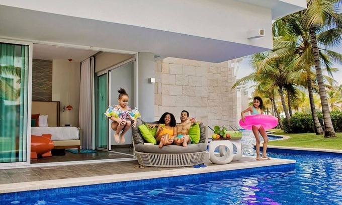 Punta Cana Apartamento | Flat Swim-Up Suite w/ King Bed, Direct Pool Access, Round Day Bed ALL-INCLUSIVE