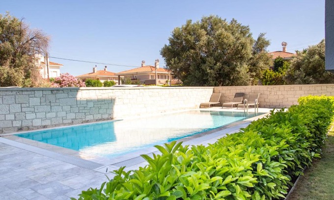 Altınyunus Mahallesi Apartamento | Flat with Shared Pool Close to the Beach in Cesme