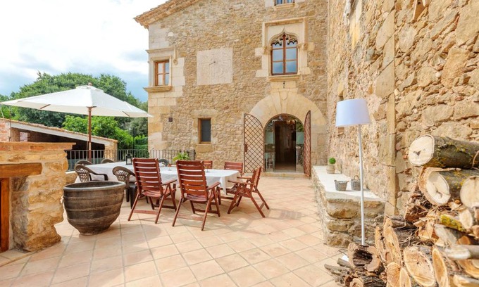Sant Jordi Desvalls Casa | Flateli Diana