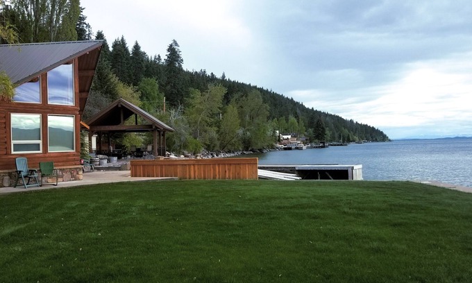 Bigfork Cabina | Hermosa cabaña de Bigfork en la orilla del lago Flathead que viene con deslizamiento de bote