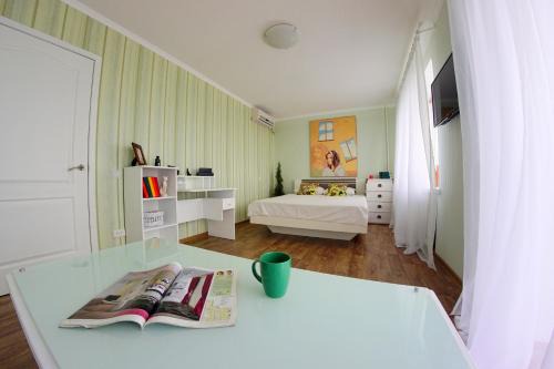 Dzerzhyns'kyi District Apartamento | Flatsy at Botanichniy Sad underground