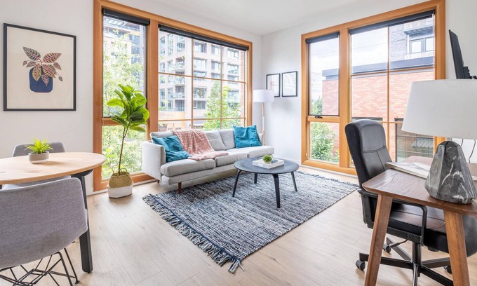 Uptown Apartamento | Flawless 1 BR Apartment in Portland + Parking