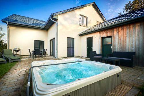 Muritz Apartamento | FLEESENTRAUM Villa Silbermöwe - Luxushaus - Ideal für Familien - Whirlpool Sauna Kamin Garten - Hunde willkommen!