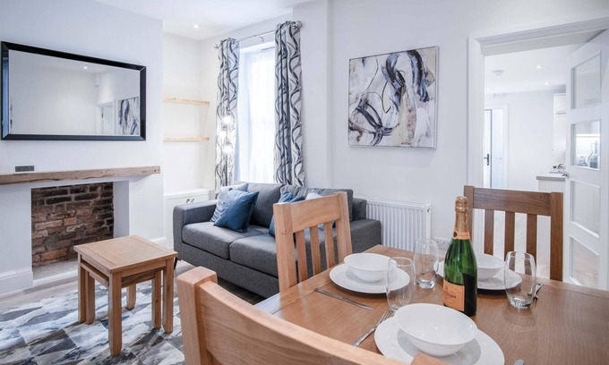 Castle Casa | Fleet Street - 2 Bedroom Holiday Home - Swansea