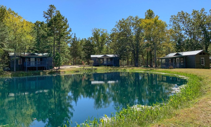 Leasburg Cabina | Fletcher's Village Group Cabin rental near Meramec River.