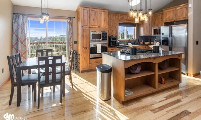 Knik-Fairview Casa | Fleur de Lis 4bed 3bath & Mountain Views