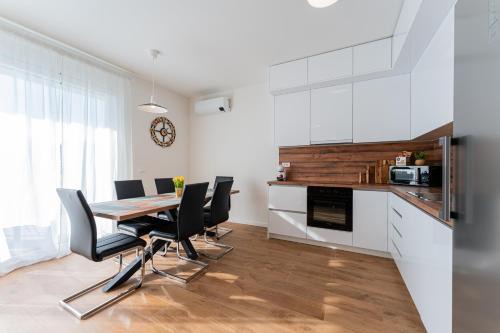 Novaki Casa | Flex SelfCheckIns 143 - Novaki -Terrace - 4 Bedrooms - Parking
