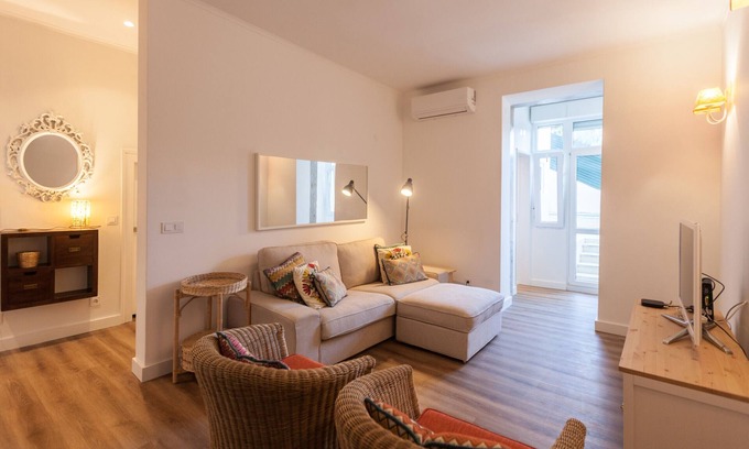 Alfama Apartamento | FLH Graça Charming Duplex with Small Pool