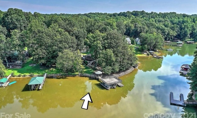 Lake Norman of Catawba Casa | FLICKERING LANDING COVE! Cozy, secluded cove on Lake Norman! Amazing home.