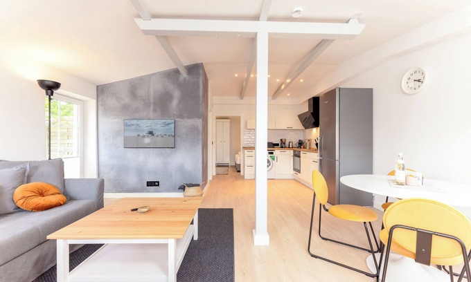 Wenningstedt-Braderup Apartamento | Fließende Übergänge, Freigelegtes Mauerwerk, ein Mix aus Weiß und Grau Gepaart m