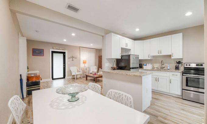 Coral Terrace Casa | ¡NUEVO! Casa de vacaciones completamente amueblada de 2 habitaciones en Miami, FL. ¡MASCOTA AMIGABLE!