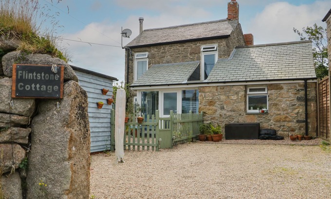 Pendeen Cabaña | FLINTSTONE COTTAGE, pet friendly, with open fire in Pendeen