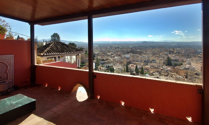 San Ildefonso Casa | The Flintstone House .Cueva & Duplex. 2 terrazas, parking & vistas panorámicas.