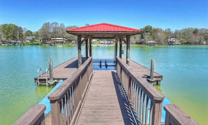 Mooresville Casa | Flip Flop Therapy by AvantStay | Lakefront Home w/ Game Room & Dock Access