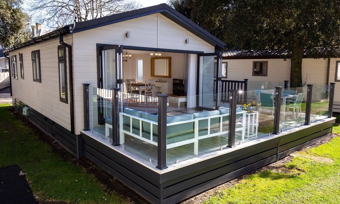 Mudeford Casa | Flip Flops - a luxury lodge by the beach on Sandhills Holiday Park, Mudeford