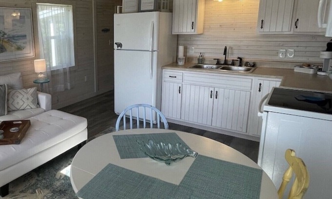 Carrabelle Cabaña | “Flipping Flounder” Secluded Cozy Cottage Charm-Near Beach, River, Fishing, Town