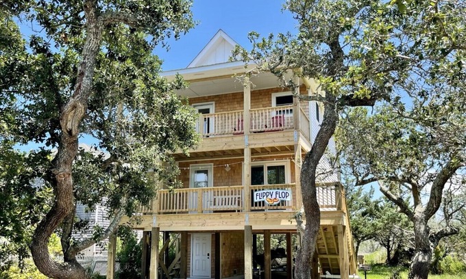 Ocracoke Casa | Flippy Flop: New construction on a canal. Marsh views.