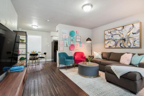 Oakmont Heights Apartamento | Flirty Flamingos l Poolside l Sleeps 10 l Roku TVs