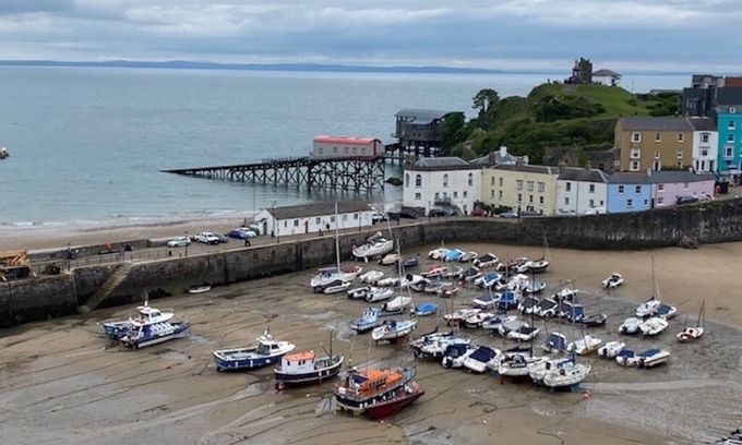 Tenby Apartamento | Floating Beach Hut. Seagull eye view over the famous iconic Tenby harbour.