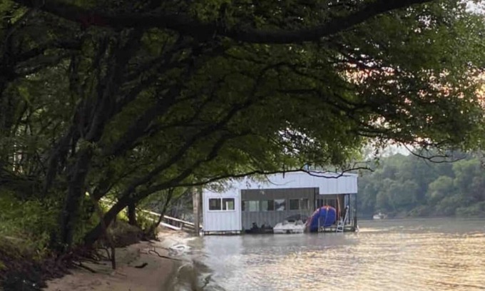 Fairbanks Cabina | Floating Cabin on the Ouachita River