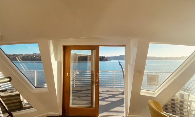 Marin City Alquiler De Eote | Floating home experience. Walking distance to restaurants and Shopping.