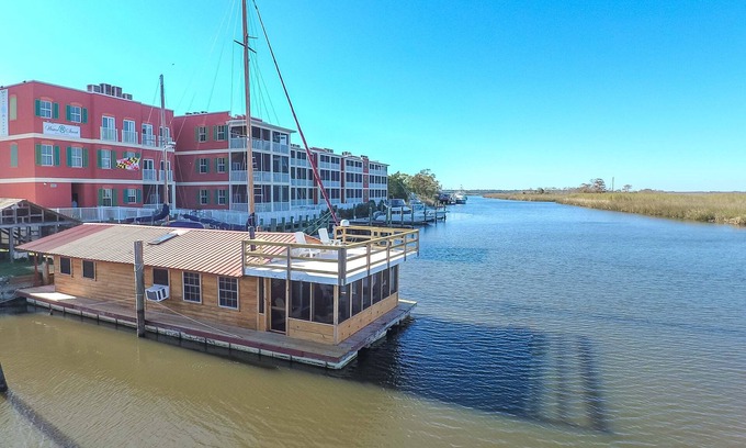 Apalachicola Alquiler De Eote | Floating Houseboat - A Fisherman's Retreat!