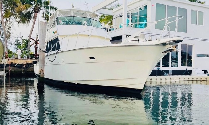 Key West Alquiler De Eote | Floating Island Escape: Spacious 65' Hatteras Boat, Full Amenities & Sun Deck