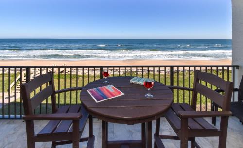 Bethune Beach Apartamento | Floor-to-Ceiling Oceanfront Views ~ Chadham-by-the-Sea 315