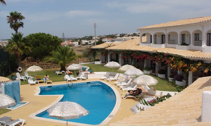 Vale de Parra Apartamento | Flor do Vale - Self catering ONE Bedroom direct acess to garden and pool