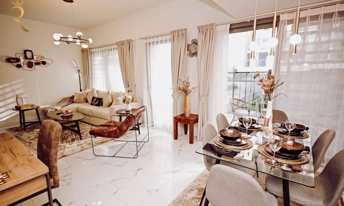 Al Raha Beach Apartamento | Floral 3BR Apartment Al Raha