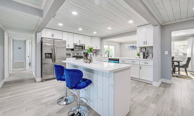 Oakland Hills Cabaña | Florida Gulf Coast Getaway: Pool + Screened Lanai!