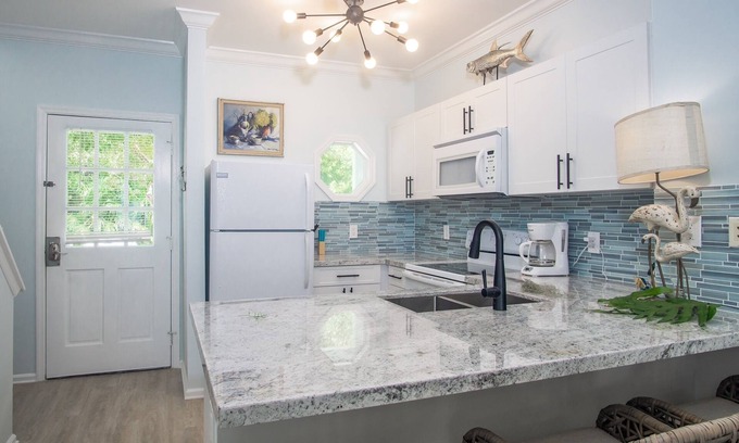 Marathon Casa | Florida Keys Paradise Getaway | Private Beach Club Access | Spectacular Sunsets