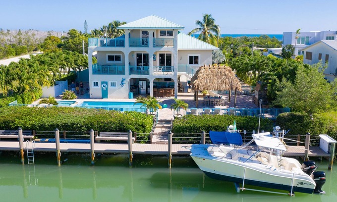 Marathon Villa | Alquiler de los Cayos de Florida, Villa frente al mar, Ideal para familias,, Pesca, Muelle, Spa con piscina