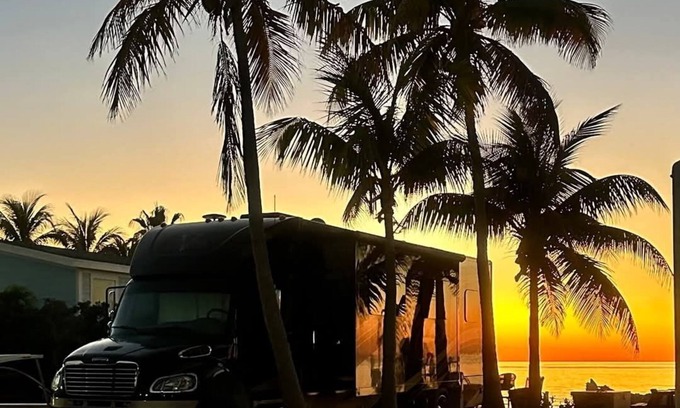 Florida Keys Alquiler De RV | Florida Keys waterfront RV site with sunset views in Resort style community