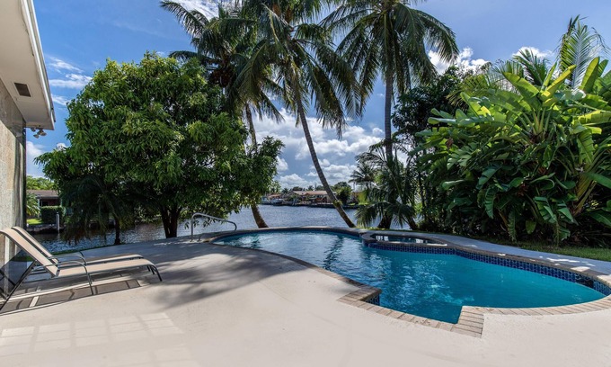 North Central Hollywood Casa | Florida Oasis - Lovely Waterfront canal home with swimming pool and jacuzzi