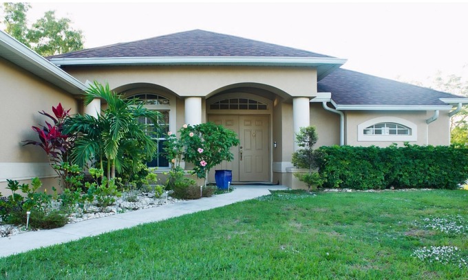 Eisenhower Casa | Florida Sunset by the lake