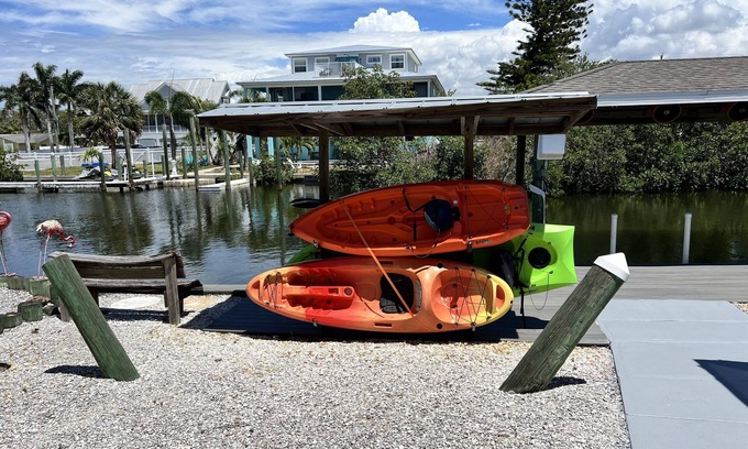 Southside Rural Community Casa | Florida waterfront home with pool and use of kayaks