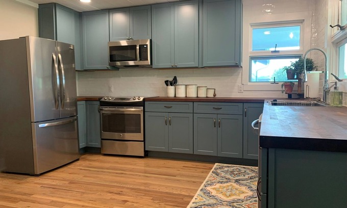 Scottsville Otro | Flower Farm 3 BR/2 BA Mid Century Farmhouse near Mammoth Cave, Corvette Museum