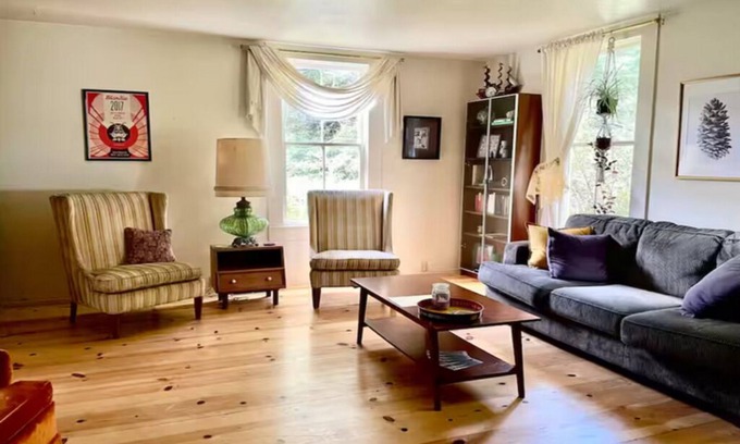 Arcata Casa | Flower House at Redwood Hideaway