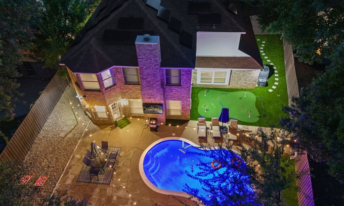 Flower Mound Casa | Flower Mound Luxe: Double Kings Suites, Pool & Grill