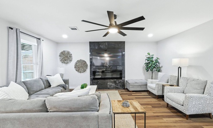 Flower Mound Casa | Flower Mound Manor - Modern 3BR New Construction