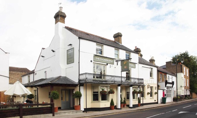 Sunbury on Thames Casa | Flower Pot Hotel