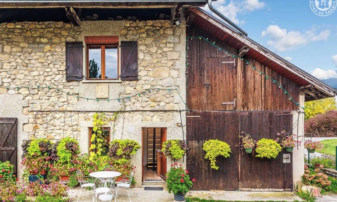 Les Marches Casa | FLOWERS AND VINES - LES MARCHES