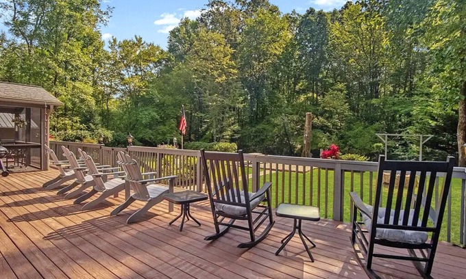 Franklin Casa | Flowing Water, Firepit, Large Deck, Wi-Fi, Stocked Fishing in Backyard Creek