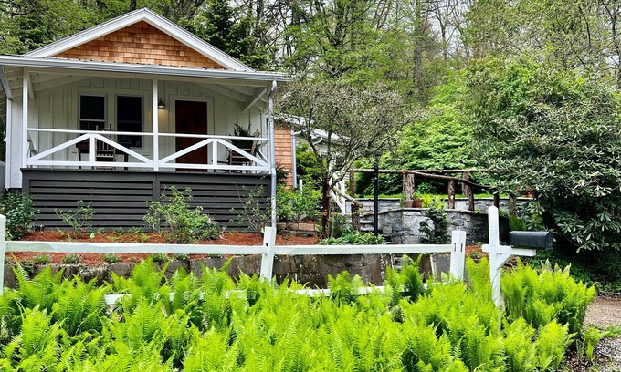 Highlands Cabaña | FLY LAKE- A Modern Mirror Lake Cottage