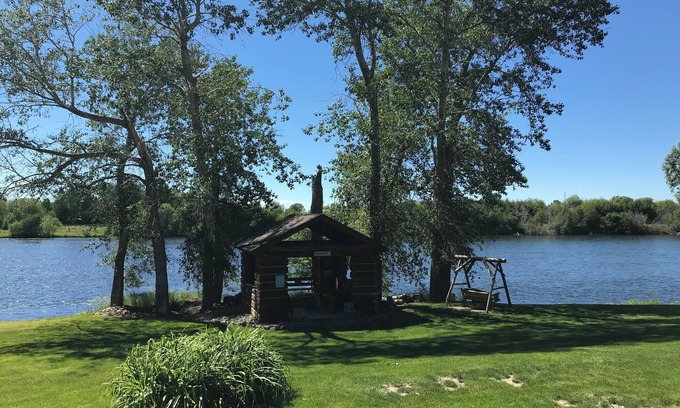 St. Anthony Casa | Flyfishing /kayaking/ paradise, near Yellowstone Park, right on the Snake River
